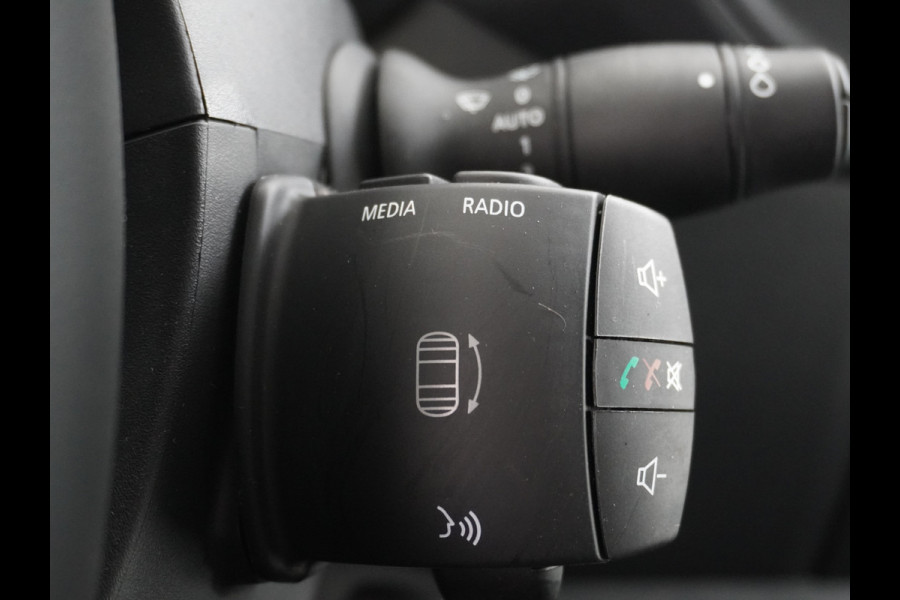 Renault Master T35 2.3dCi 135pk L2H2 3p Navi Camera Airco Pdc Trekhaak Cruise Control R-Link Nieuw Model ! Bluetooth DAB Led Regensensor Betonplex Vloer Lat om Lat Betimmering 1e Eigenaar 2.500kg Trekgewicht Euro 6