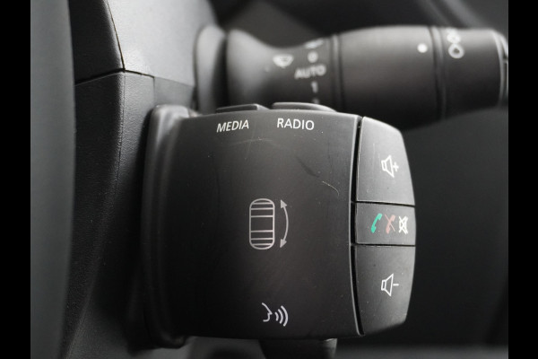 Renault Master T35 2.3dCi 135pk L2H2 3p Navi Camera Airco Pdc Trekhaak Cruise Control R-Link Nieuw Model ! Bluetooth DAB Led Regensensor Betonplex Vloer Lat om Lat Betimmering 1e Eigenaar 2.500kg Trekgewicht Euro 6