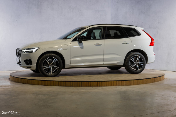 Volvo XC60 2.0 Recharge T8 AWD R-Design | Panorama dak | Zwenkbare trekhaak | Apple carplay | Cruise control |