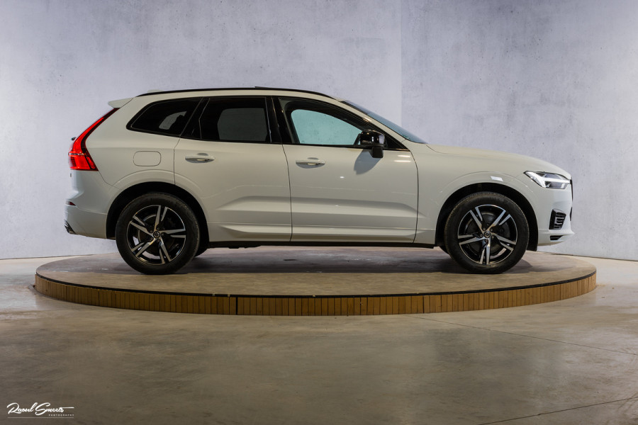 Volvo XC60 2.0 Recharge T8 AWD R-Design | Panorama dak | Zwenkbare trekhaak | Apple carplay | Cruise control |