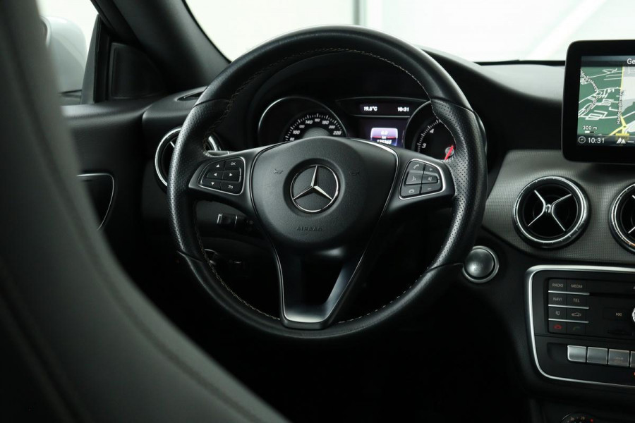 Mercedes-Benz CLA-Klasse Shooting Brake 180 Business Solution | Carplay | Camera | Half leder | Navigatie | Cruise control | Airco | Bluetooth | Sportstoelen