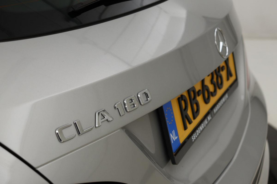 Mercedes-Benz CLA-Klasse Shooting Brake 180 Business Solution | Carplay | Camera | Half leder | Navigatie | Cruise control | Airco | Bluetooth | Sportstoelen