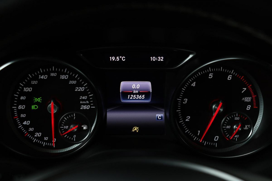 Mercedes-Benz CLA-Klasse Shooting Brake 180 Business Solution | Carplay | Camera | Half leder | Navigatie | Cruise control | Airco | Bluetooth | Sportstoelen