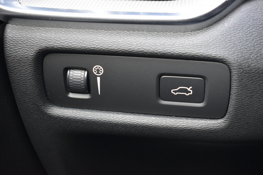 Volvo S60 T4 Automaat R-Design | Adaptieve cruise control | verwarmbare voorstoelen | Park Assist Line |