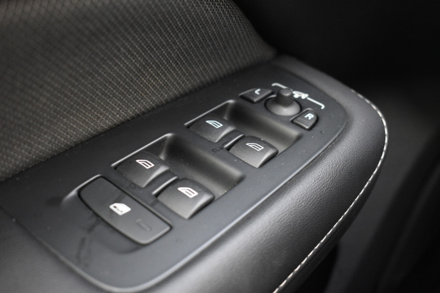 Volvo S60 T4 Automaat R-Design | Adaptieve cruise control | verwarmbare voorstoelen | Park Assist Line |