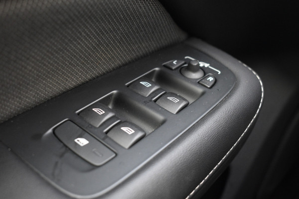 Volvo S60 T4 Automaat R-Design | Adaptieve cruise control | verwarmbare voorstoelen | Park Assist Line |