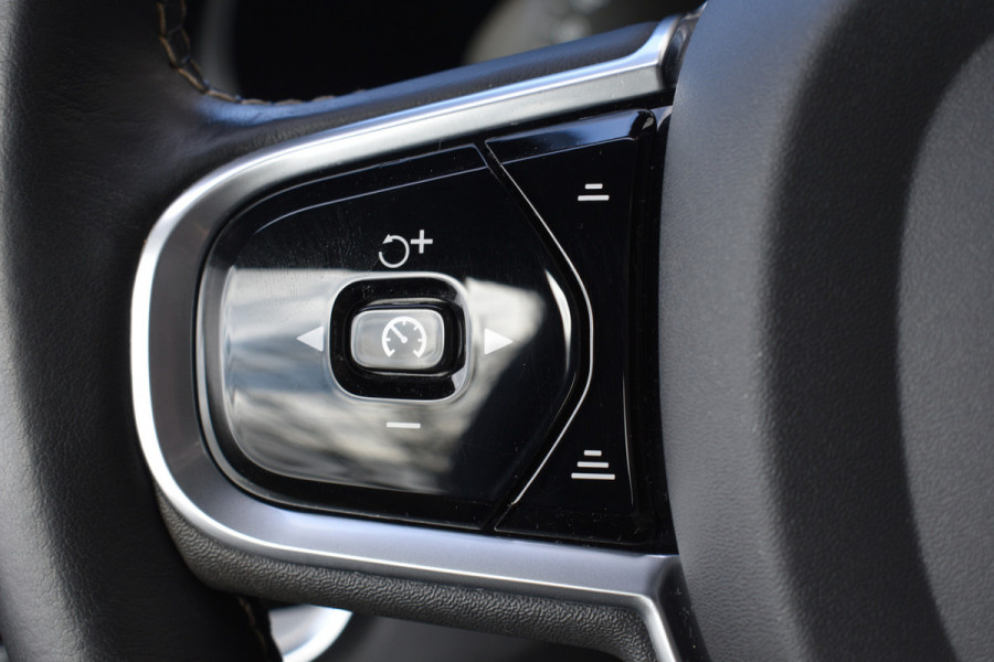 Volvo S60 T4 Automaat R-Design | Adaptieve cruise control | verwarmbare voorstoelen | Park Assist Line |