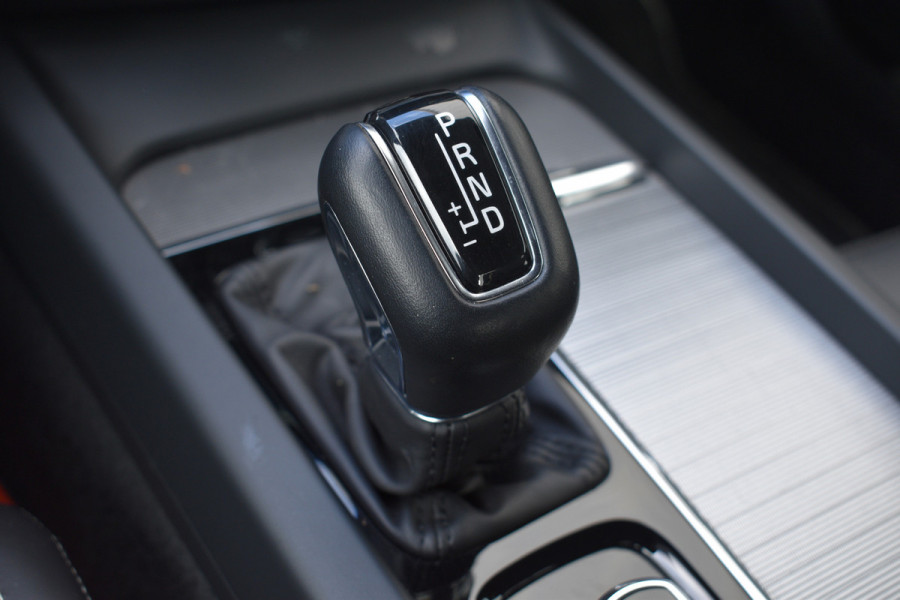 Volvo S60 T4 Automaat R-Design | Adaptieve cruise control | verwarmbare voorstoelen | Park Assist Line |