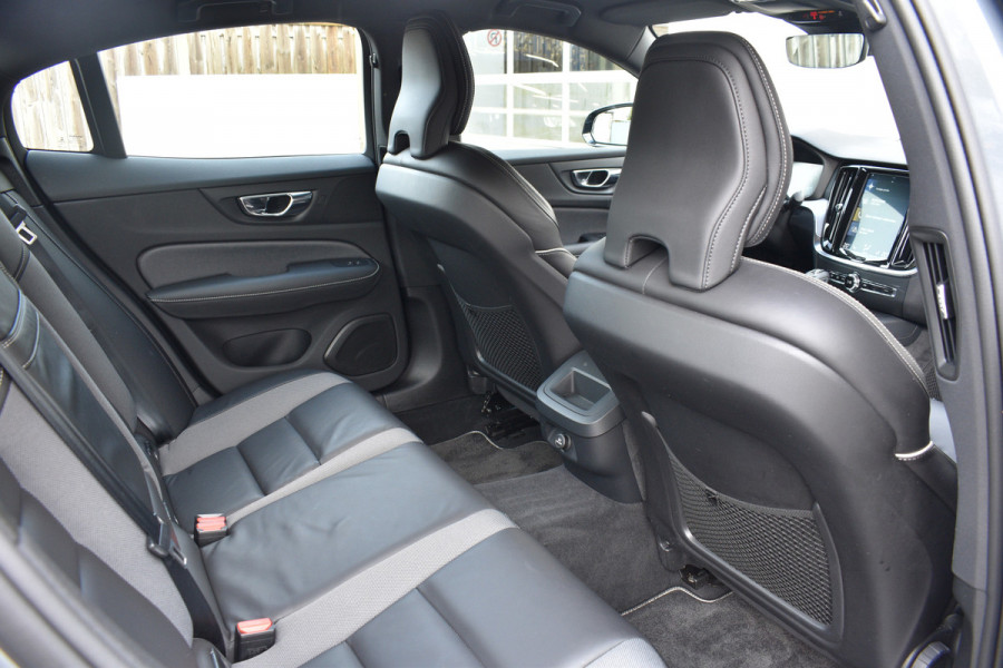 Volvo S60 T4 Automaat R-Design | Adaptieve cruise control | verwarmbare voorstoelen | Park Assist Line |