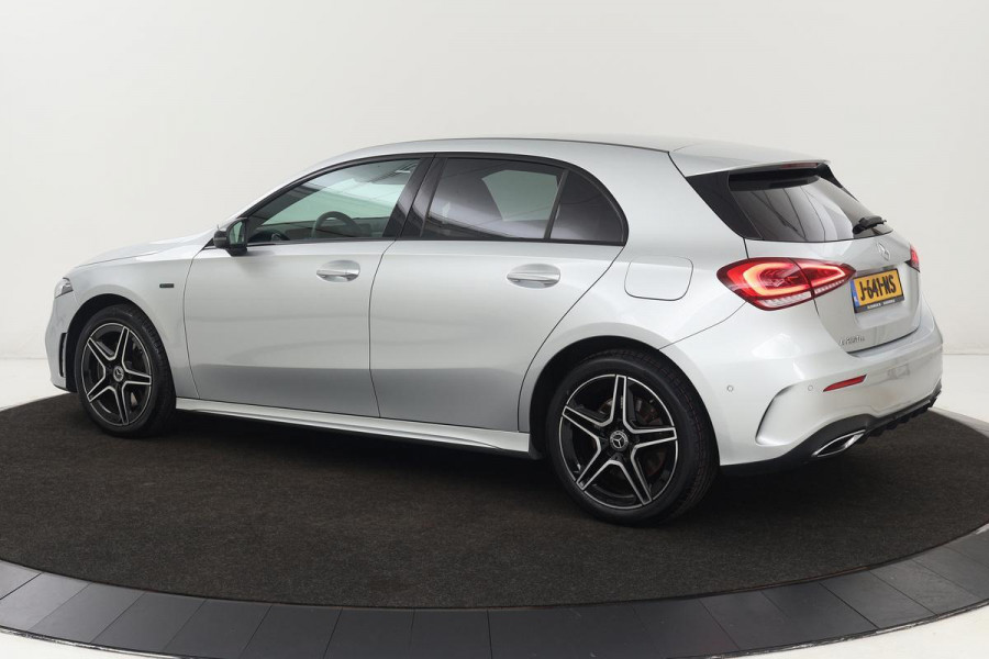 Mercedes-Benz A-Klasse 250e AMG Night | Stoelverwarming | Carplay | Widescreen | Sfeerverlichting | Camera | Leder/Alcantara | Navigatie | Full LED