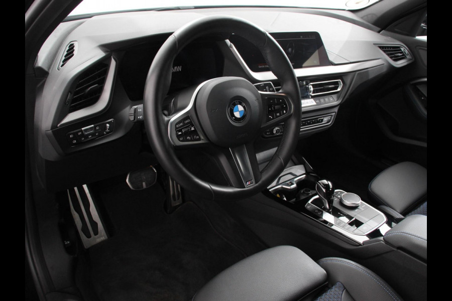 BMW 1-serie 118i M-Sport | Climate Control | Adeptive cruise control | Stoelverwarming | LED | Parkeersensoren | Apple carplay / Andriod auto