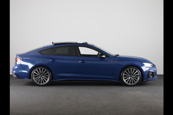 Audi A5 Sportback 35 TFSI S edition Competition 150 pk S-tronic | Private lease vanaf € 822,- pm | Panoramadak | Verlengde garantie | Navigatie | Parkeersensoren | Achteruitrijcamera | Stoelverwarming |