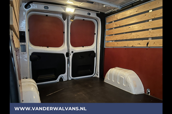 Renault Trafic 2.0 dCi 131pk L2H1 Euro6 Airco | LED | Cruisecontrol | 2500kg Trekhaak Bijrijdersbank