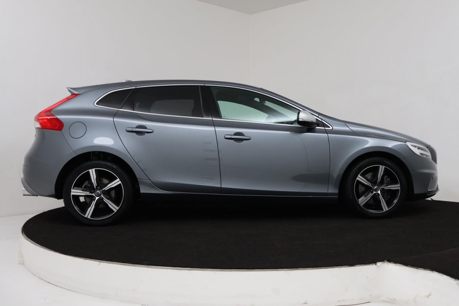 Volvo V40 1.5 T3 Polar+ Sport (ACHTERUITRIJCAMERA, STOELVERWARMING, NAVI, CRUISE, PARKEERSENSOREN, AUTOMAAT, GOED ONDERHOUDEN)