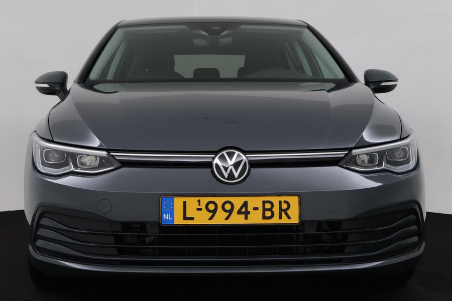 Volkswagen Golf 1.0 eTSI Life Business (PARKEERSENSOREN, NAVI, CARPLAY, ACHTERUITRIJCAMERA, STOELMASSAGE, SFEERVERLICHTING)