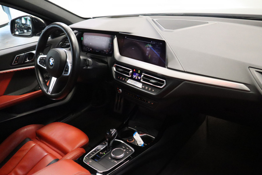 BMW 1-serie M135i xDrive High Executive Edition 306PK Headup Display Sportuitlaat Navigatie PDC VCP Cruise Control 19LMV  Volleder interieur Schaal stoelen 2 Jaar garantie mogelijk* ( vraag naar de voorwaarde)