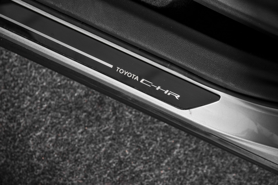 Toyota C-HR 1.8 Hybrid 140 Dynamic | Dig.Cockpit | 12,3" touchscreen | Adapt.Cruise | Stoel-+Stuurverw. | Camera | PDC | NAV + App.Connect | Auto.Airco | DAB | LM 18" | 6283