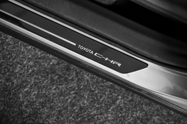 Toyota C-HR 1.8 Hybrid 140 Dynamic | Dig.Cockpit | 12,3" touchscreen | Adapt.Cruise | Stoel-+Stuurverw. | Camera | PDC | NAV + App.Connect | Auto.Airco | DAB | LM 18" | 6283