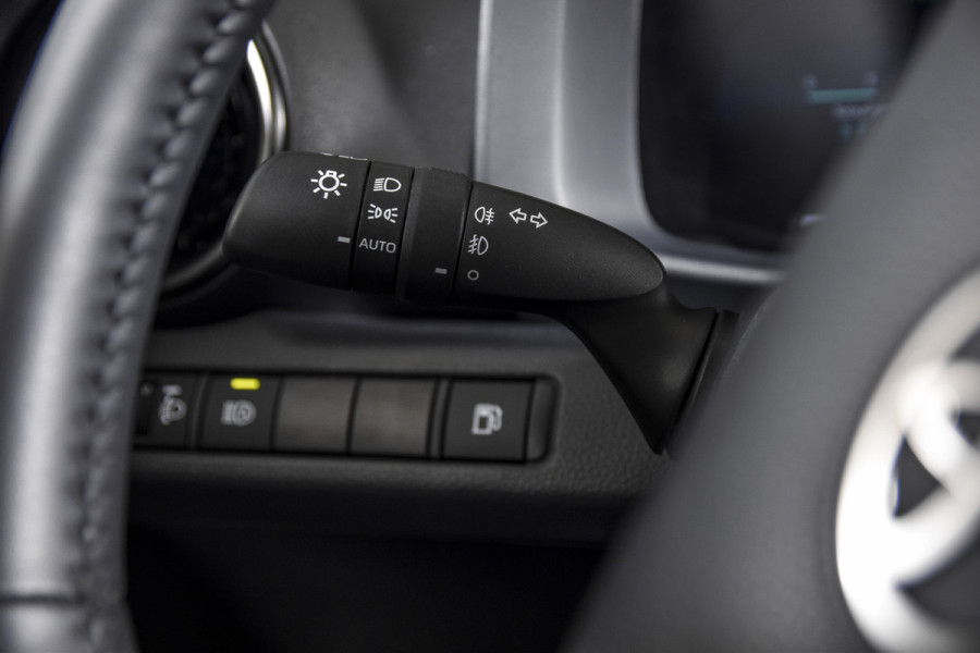 Toyota C-HR 1.8 Hybrid 140 Dynamic | Dig.Cockpit | 12,3" touchscreen | Adapt.Cruise | Stoel-+Stuurverw. | Camera | PDC | NAV + App.Connect | Auto.Airco | DAB | LM 18" | 6283