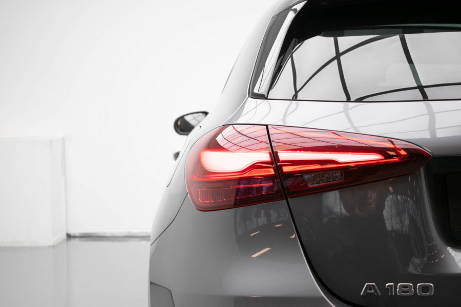Mercedes-Benz A-Klasse A180 Star Edition Luxury |Pano|Memory|360Cam|HUD|Ambient|