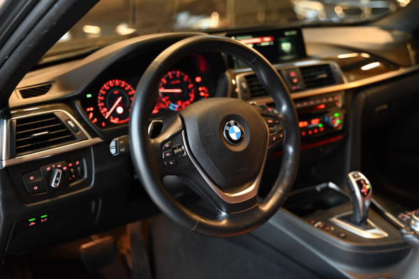 BMW 3 Serie Touring 320i Luxury Edition - Lederen Dashboard - Panoramadak - Sportstoelen - Achteruitrijcamera - Botswaarschuwing -