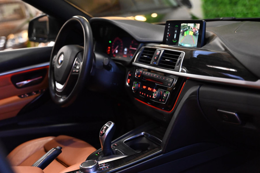 BMW 3 Serie Touring 320i Luxury Edition - Lederen Dashboard - Panoramadak - Sportstoelen - Achteruitrijcamera - Botswaarschuwing -