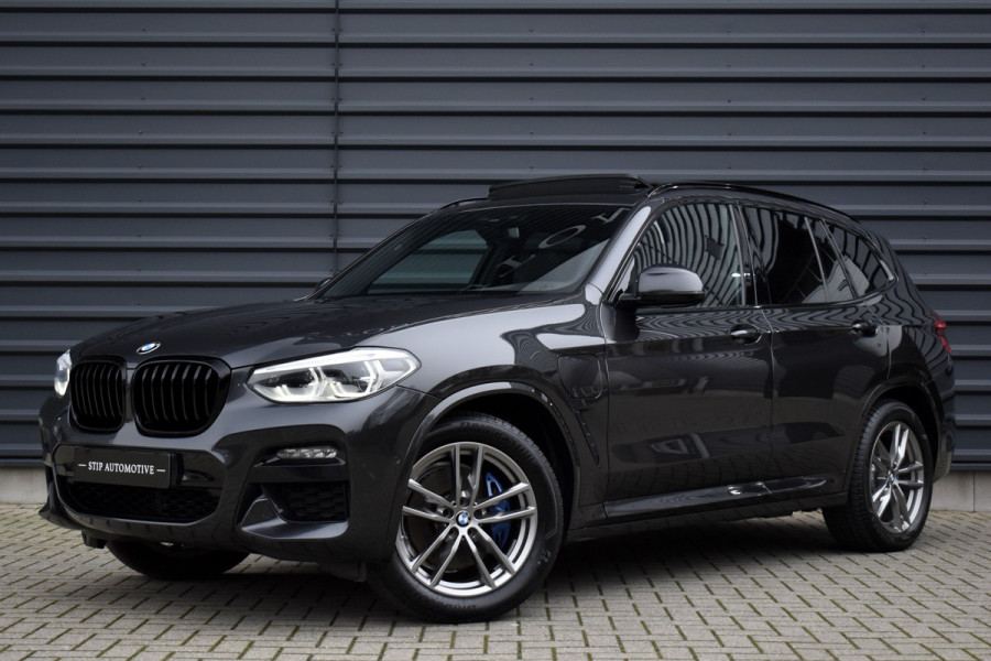 BMW X3 xDrive30e High Executive M Sport | Panoramadak | Camera | Adaptief Onderstel | CarPlay | Adaptive LED | Donker Getint Glas |