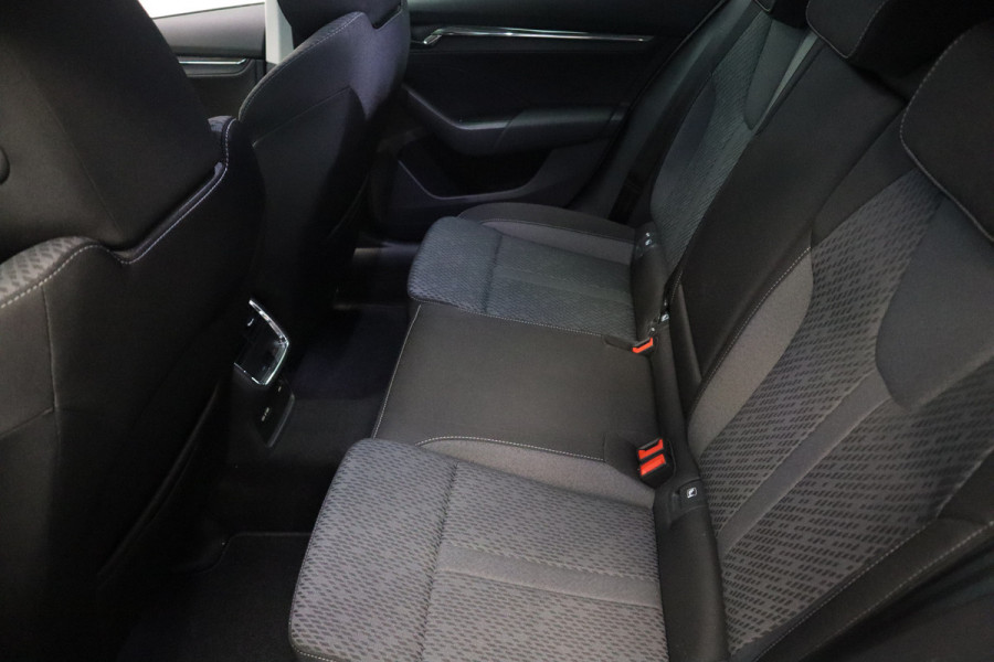 Škoda Octavia Combi 1.0 e-TSI Business Edition Plus Navigatie Cruise Control  Sfeerverlichting 17LMV lane Assist