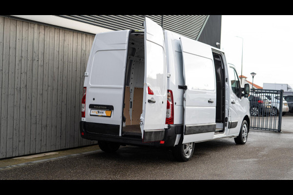 Renault Master T35 2.3 dCi 135 L2H2 Comfort | Camera | Vloerplaat | Navigatie | Parkeersensoren