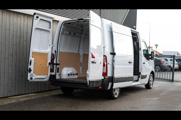 Renault Master T35 2.3 dCi 135 L2H2 Comfort | Camera | Vloerplaat | Navigatie | Parkeersensoren