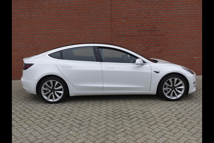 Tesla Model 3 Long Range AWD 75 kWh Trekhaak Autopilot LED Navi Autopilot Panoramadak Airco/ECC Stoelverwarming 19" LM Velgen Leder