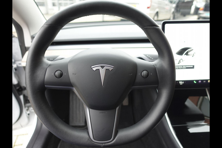 Tesla Model 3 Long Range AWD 75 kWh Trekhaak Autopilot LED Navi Autopilot Panoramadak Airco/ECC Stoelverwarming 19" LM Velgen Leder