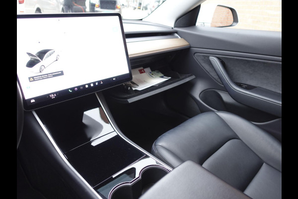 Tesla Model 3 Long Range AWD 75 kWh Trekhaak Autopilot LED Navi Autopilot Panoramadak Airco/ECC Stoelverwarming 19" LM Velgen Leder