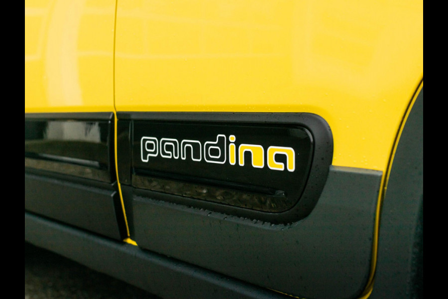 Fiat Panda Hybrid Pandina | Uit voorraad leverbaar | Airco | Cruise | Priv Glass | Dakrails | 15" | PDC | Apple Carply | Bicolore