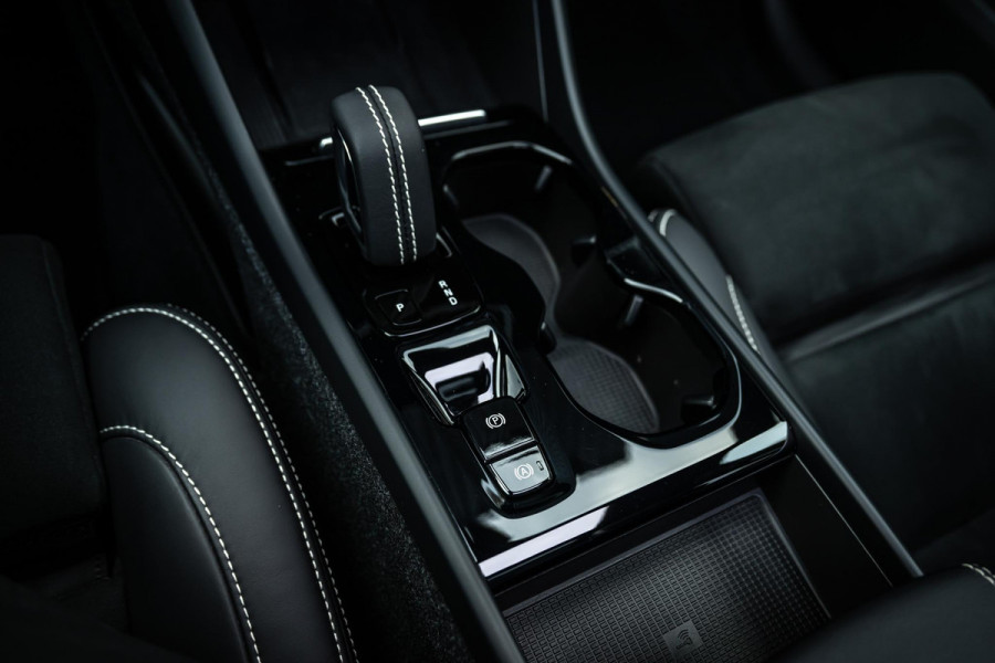 Volvo XC40 1.5 T5 Recharge R-Design H/K Memory Pano Camera