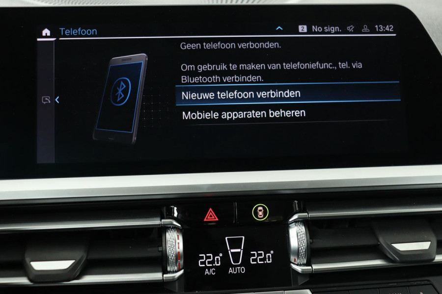 BMW 3-serie 330e Sport Line | Stoelverwarming | Camera | Carplay | Sfeerverlichting | Sportstoelen | Park Assist | Half leder | Live Cockpit