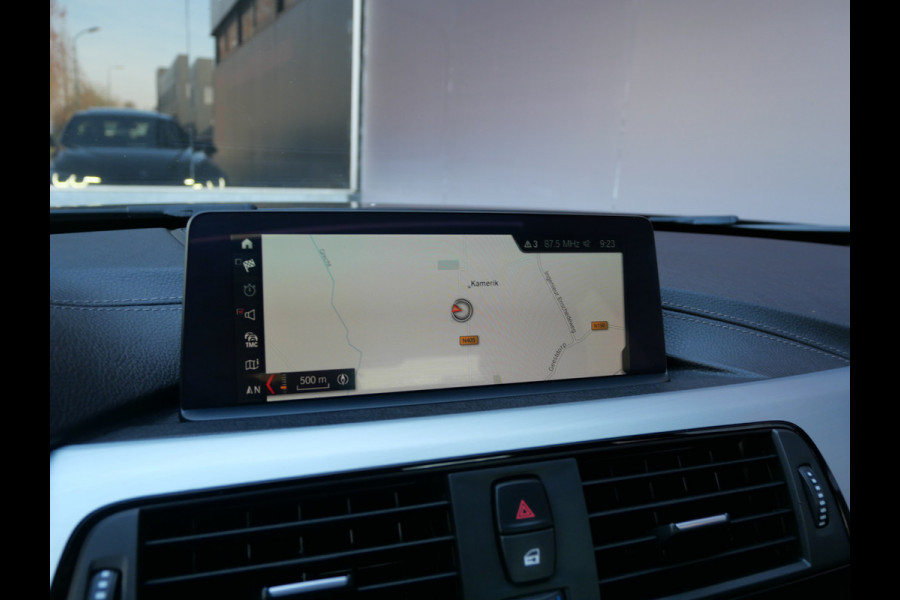 BMW 3-serie 320i M-SPORT | OPEN DAK | H.U.D. | TREKHAAK | CAMERA | DIGI DASH | KEYLESS!!
