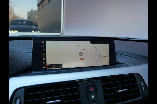 BMW 3-serie 320i M-SPORT | OPEN DAK | H.U.D. | TREKHAAK | CAMERA | DIGI DASH | KEYLESS!!