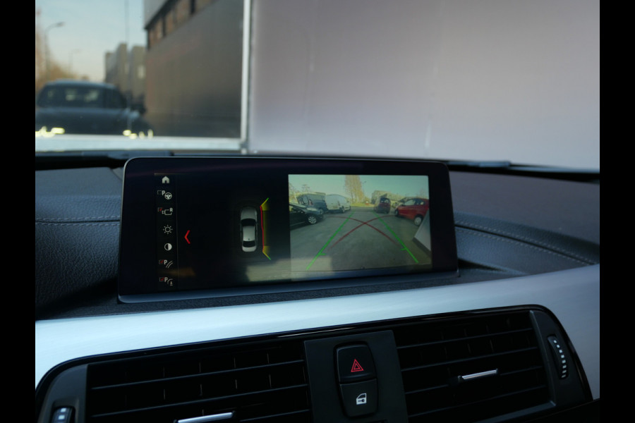 BMW 3-serie 320i M-SPORT | OPEN DAK | H.U.D. | TREKHAAK | CAMERA | DIGI DASH | KEYLESS!!
