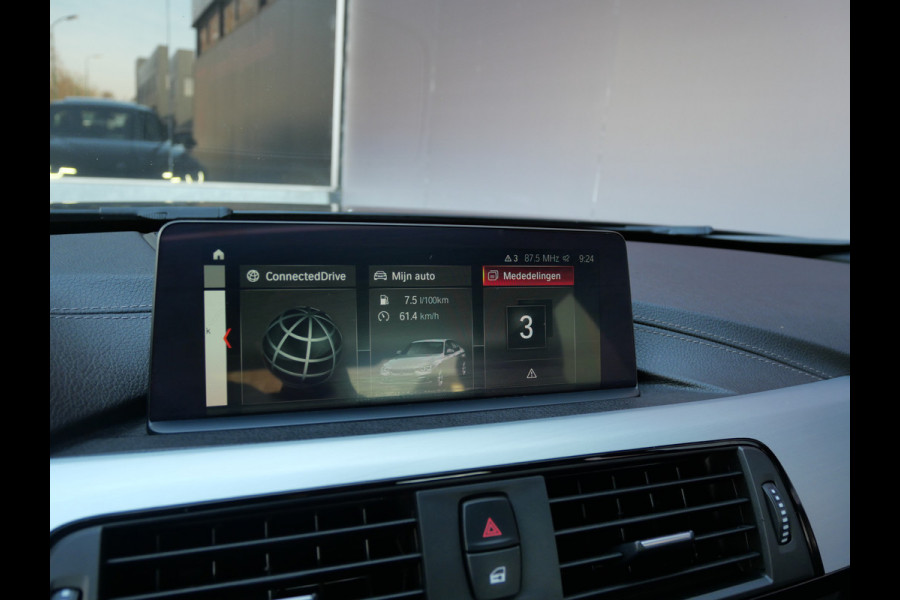 BMW 3-serie 320i M-SPORT | OPEN DAK | H.U.D. | TREKHAAK | CAMERA | DIGI DASH | KEYLESS!!