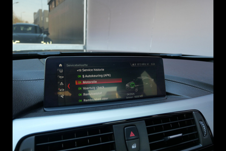 BMW 3-serie 320i M-SPORT | OPEN DAK | H.U.D. | TREKHAAK | CAMERA | DIGI DASH | KEYLESS!!