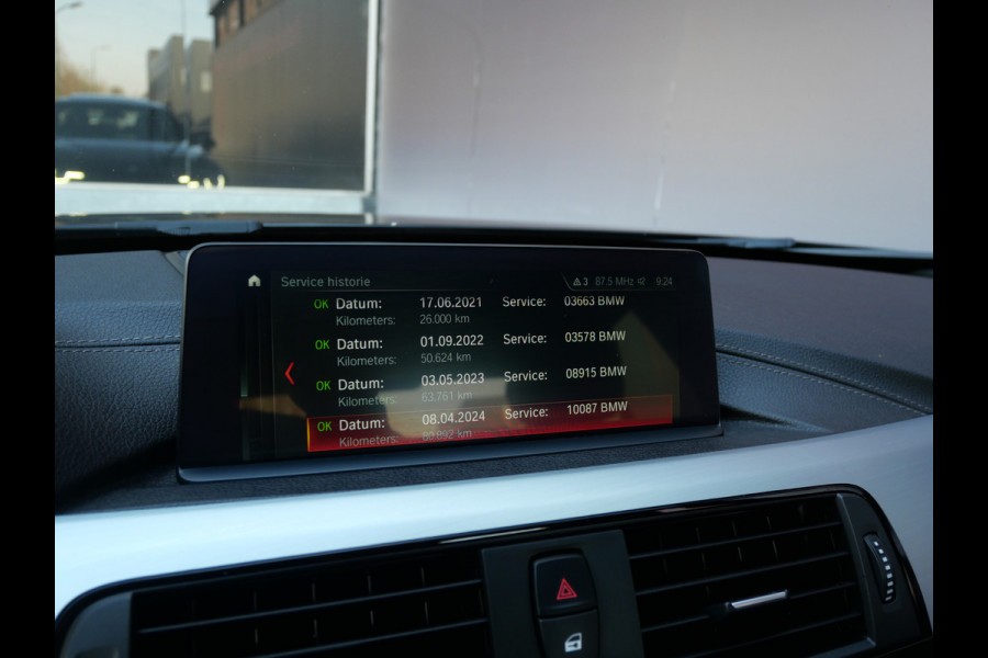 BMW 3-serie 320i M-SPORT | OPEN DAK | H.U.D. | TREKHAAK | CAMERA | DIGI DASH | KEYLESS!!