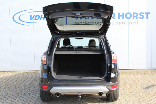 Ford Kuga 1.5-150pk EcoBoost Titanium. Nette goed onderhouden Ford Kuga. LET OP caravanbezitters: trekgewicht 2.000kg ! Volautm. airco, voorraam verwarming, elektr. trekhaak, navigatie, telefoonvoorb., LM wielen, metallic lak etc.