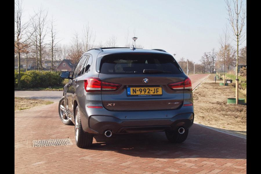 BMW X1 xDrive20i High Executive | M-Pakket | Panoramadak | Dealer onderhouden |