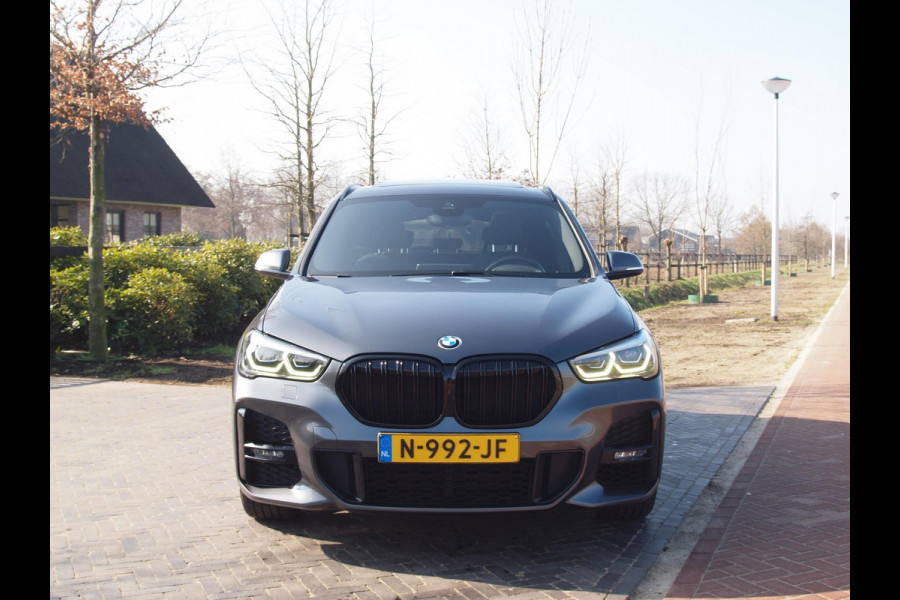 BMW X1 xDrive20i High Executive | M-Pakket | Panoramadak | Dealer onderhouden |