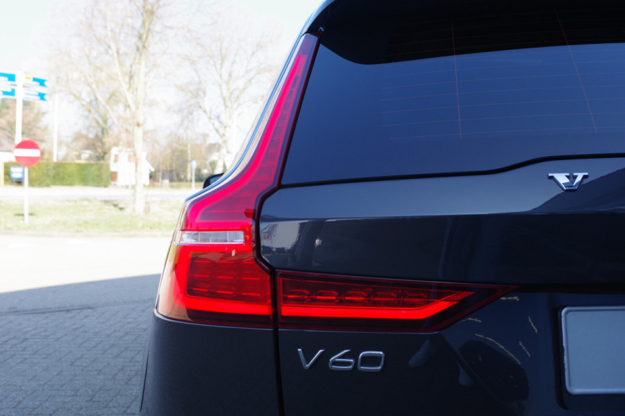 Volvo V60 2.0 T6 350 PK Plug-in Hybrid AWD Plus Dark, Panoramadak, H/K Geluidssysteem, Trekhaak, Memory