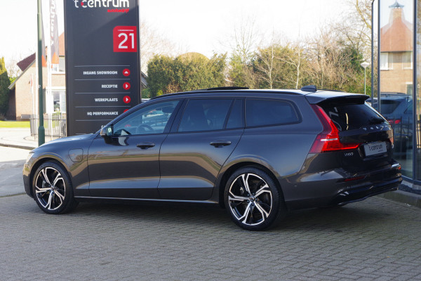 Volvo V60 2.0 T6 350 PK Plug-in Hybrid AWD Plus Dark, Panoramadak, H/K Geluidssysteem, Trekhaak, Memory