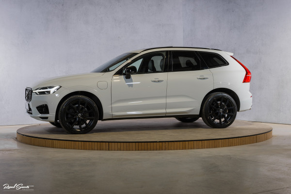 Volvo XC60 2.0 Recharge T8 AWD R-Design | Panorama dak | Zwenkbare trekhaak | Apple carplay | Cruise control |