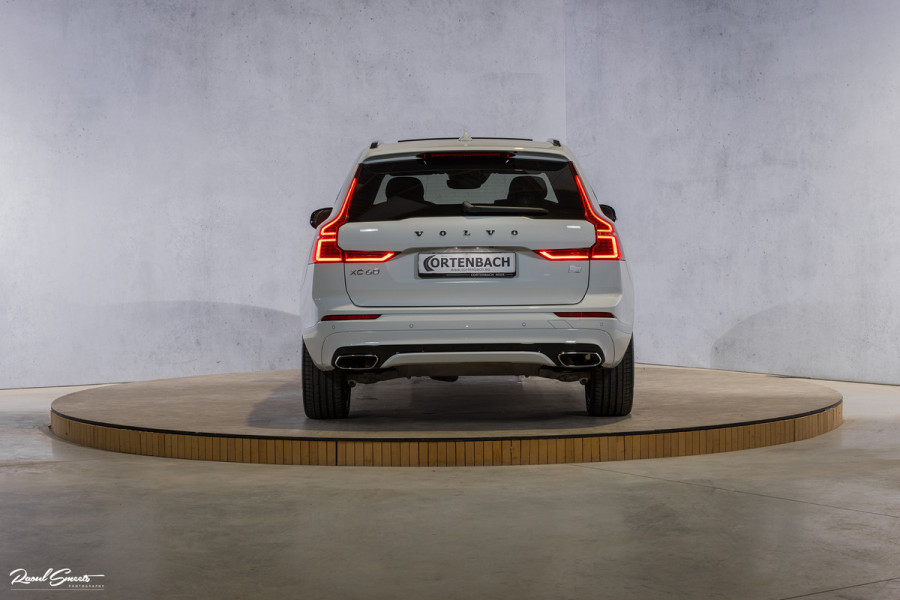 Volvo XC60 2.0 Recharge T8 AWD R-Design | Panorama dak | Zwenkbare trekhaak | Apple carplay | Cruise control |