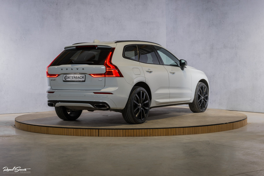 Volvo XC60 2.0 Recharge T8 AWD R-Design | Panorama dak | Zwenkbare trekhaak | Apple carplay | Cruise control |